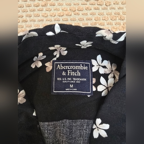 Abercrombie &Fitch Short Sleeve Button Up Black Floral Size Medium - Picture 2 of 9